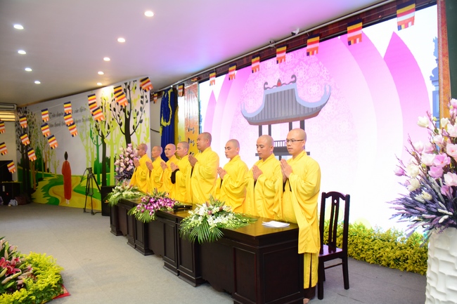 Lễ Phật đản dành cho các bé thiếu nhi