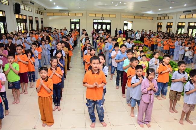 Lễ Phật đản dành cho các bé thiếu nhi