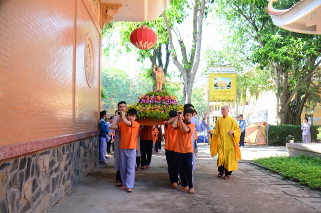 Lễ Phật đản dành cho các bé thiếu nhi