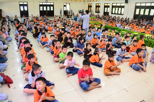 Lễ Phật đản dành cho các bé thiếu nhi