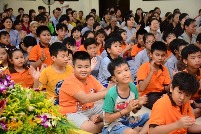 Lễ Phật đản dành cho các bé thiếu nhi