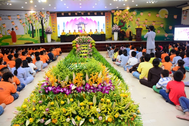 Lễ Phật đản dành cho các bé thiếu nhi