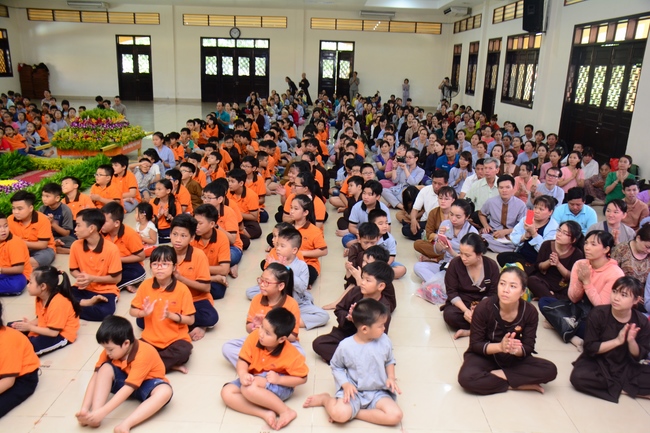 Lễ Phật đản dành cho các bé thiếu nhi