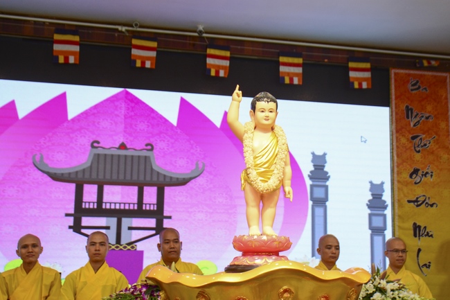 Lễ Phật đản dành cho các bé thiếu nhi