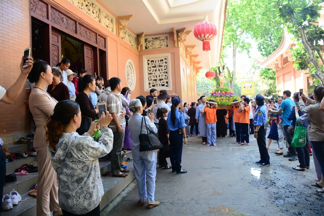 Lễ Phật đản dành cho các bé thiếu nhi