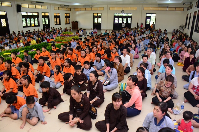 Lễ Phật đản dành cho các bé thiếu nhi