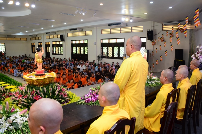 Lễ Phật đản dành cho các bé thiếu nhi