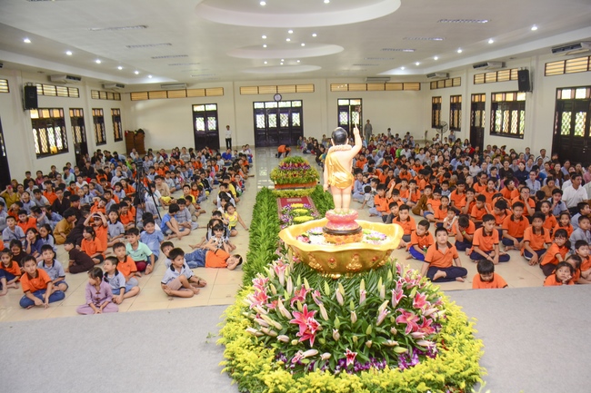 Lễ Phật đản dành cho các bé thiếu nhi