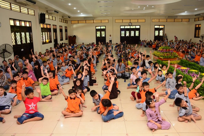 Lễ Phật đản dành cho các bé thiếu nhi