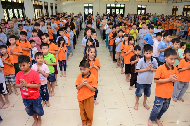 Lễ Phật đản dành cho các bé thiếu nhi