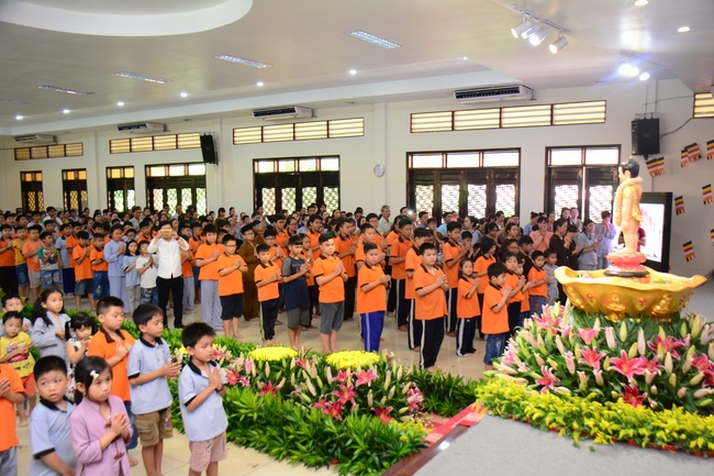 Lễ Phật đản dành cho các bé thiếu nhi