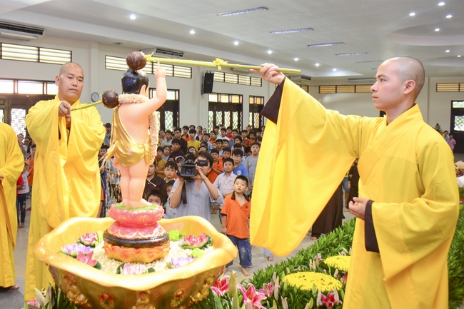 Lễ Phật đản dành cho các bé thiếu nhi