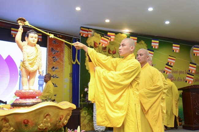 Lễ Phật đản dành cho các bé thiếu nhi