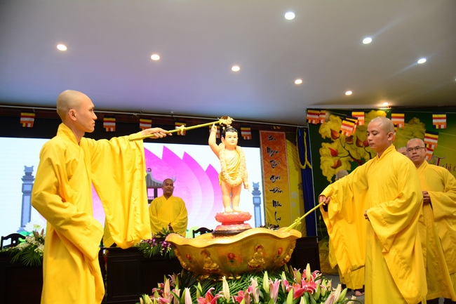 Lễ Phật đản dành cho các bé thiếu nhi