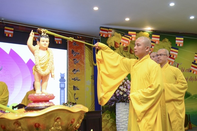 Lễ Phật đản dành cho các bé thiếu nhi