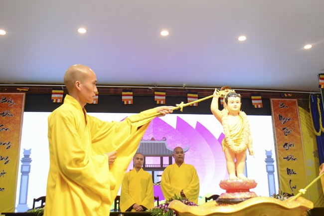 Lễ Phật đản dành cho các bé thiếu nhi