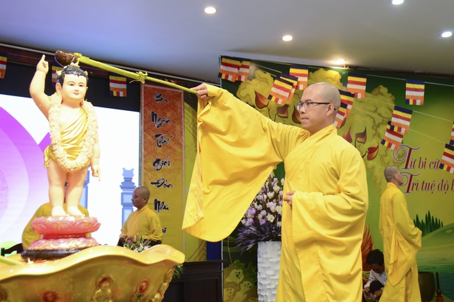 Lễ Phật đản dành cho các bé thiếu nhi