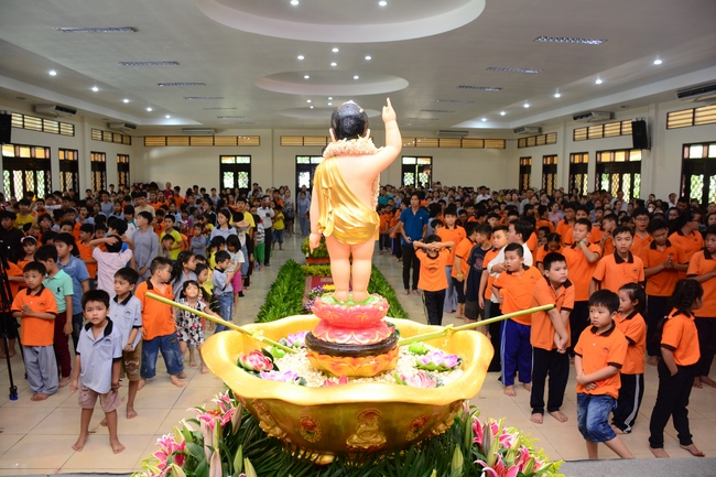 Lễ Phật đản dành cho các bé thiếu nhi