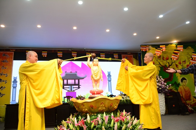 Lễ Phật đản dành cho các bé thiếu nhi