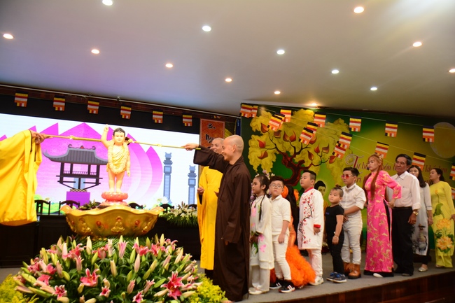 Lễ Phật đản dành cho các bé thiếu nhi