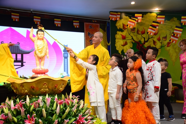 Lễ Phật đản dành cho các bé thiếu nhi