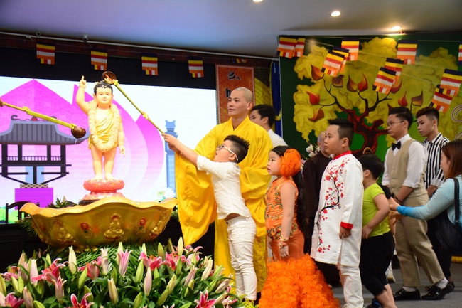 Lễ Phật đản dành cho các bé thiếu nhi