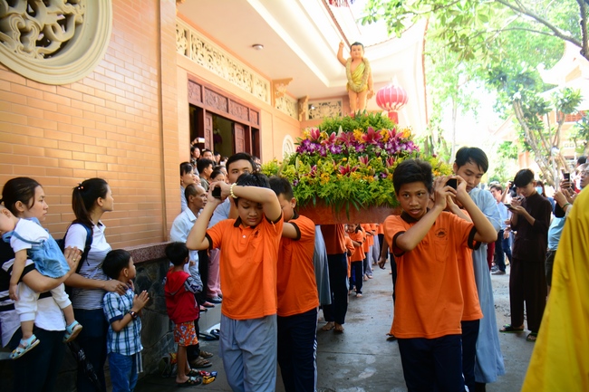 Lễ Phật đản dành cho các bé thiếu nhi