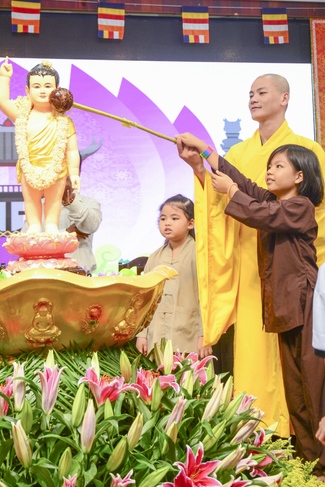 Lễ Phật đản dành cho các bé thiếu nhi