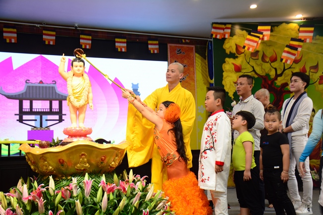 Lễ Phật đản dành cho các bé thiếu nhi