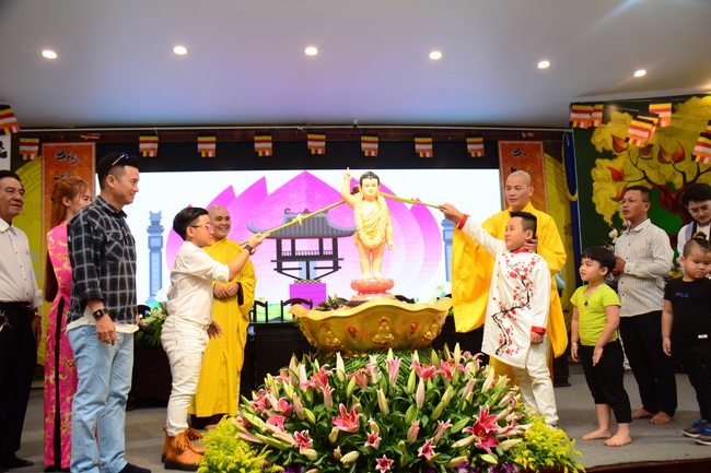 Lễ Phật đản dành cho các bé thiếu nhi