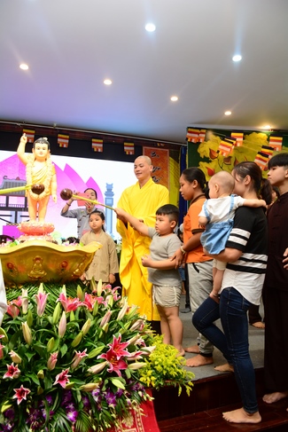 Lễ Phật đản dành cho các bé thiếu nhi