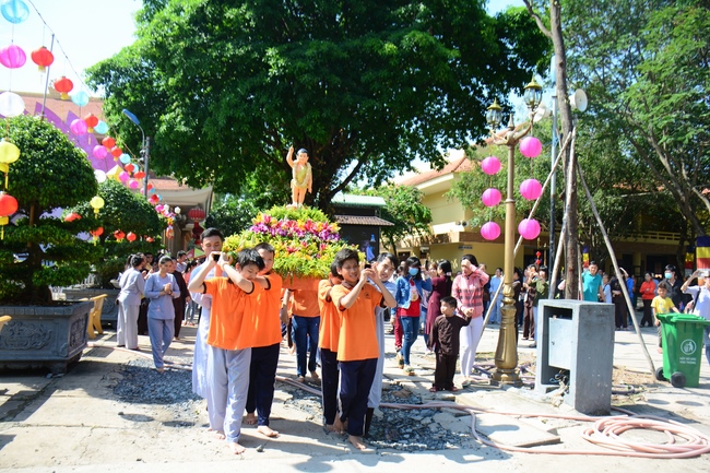 Lễ Phật đản dành cho các bé thiếu nhi