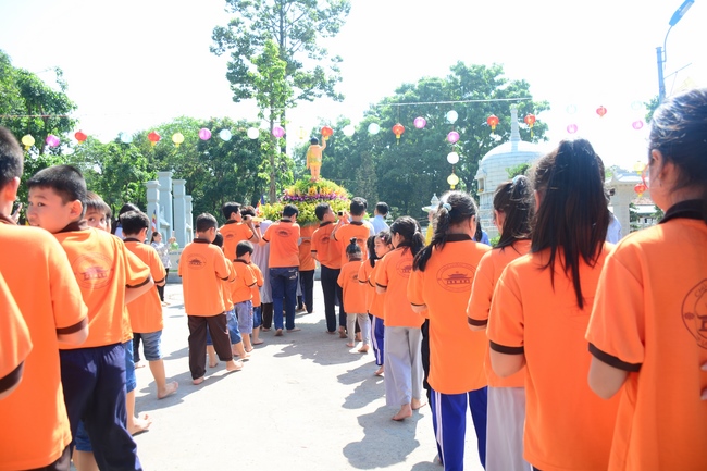 Lễ Phật đản dành cho các bé thiếu nhi