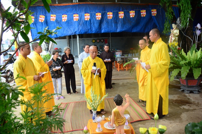 Giving Commendation Paper to those who made Lumbini Garden at Home