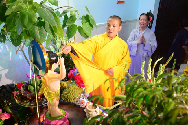 Giving Commendation Paper to those who made Lumbini Garden at Home