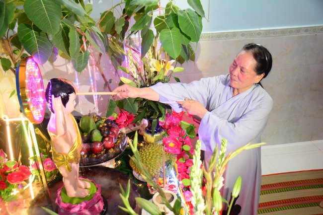 Giving Commendation Paper to those who made Lumbini Garden at Home