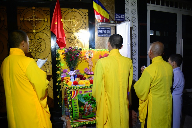 Giving Commendation Paper to those who made Lumbini Garden at Home