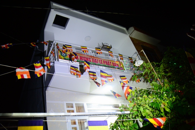 Giving Commendation Paper to those who made Lumbini Garden at Home