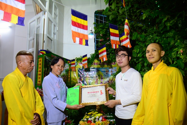 Giving Commendation Paper to those who made Lumbini Garden at Home