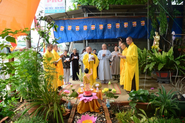 Giving Commendation Paper to those who made Lumbini Garden at Home