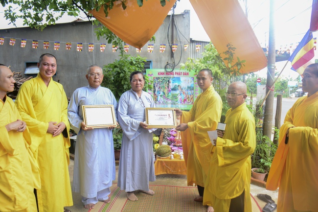 Giving Commendation Paper to those who made Lumbini Garden at Home