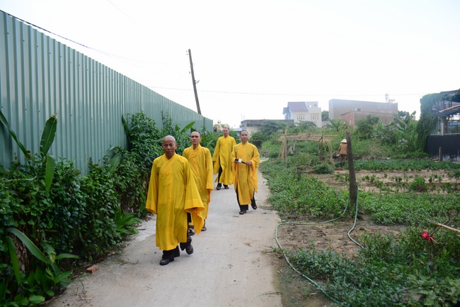 Giving Commendation Paper to those who made Lumbini Garden at Home