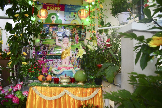 Giving Commendation Paper to those who made Lumbini Garden at Home