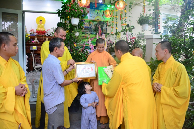 Giving Commendation Paper to those who made Lumbini Garden at Home