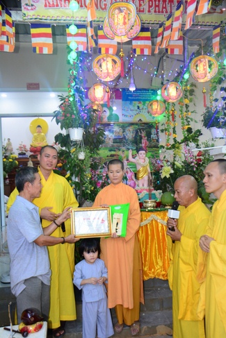 Giving Commendation Paper to those who made Lumbini Garden at Home
