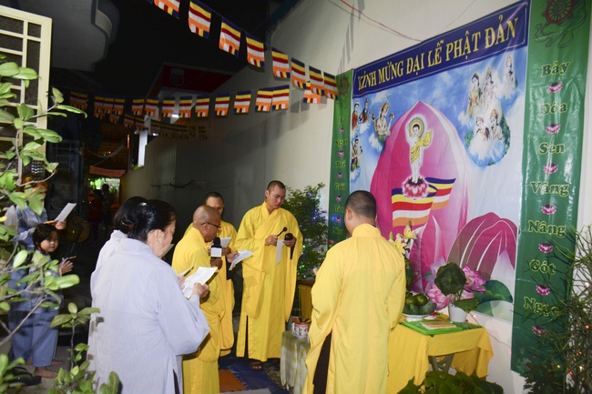 Giving Commendation Paper to those who made Lumbini Garden at Home