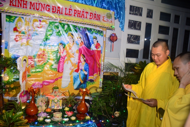Giving Commendation Paper to those who made Lumbini Garden at Home