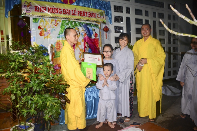 Giving Commendation Paper to those who made Lumbini Garden at Home