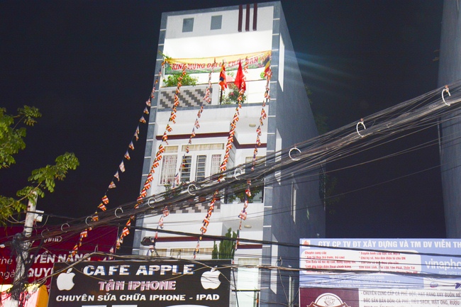 Giving Commendation Paper to those who made Lumbini Garden at Home