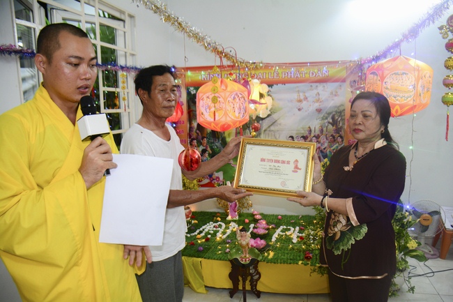Giving Commendation Paper to those who made Lumbini Garden at Home
